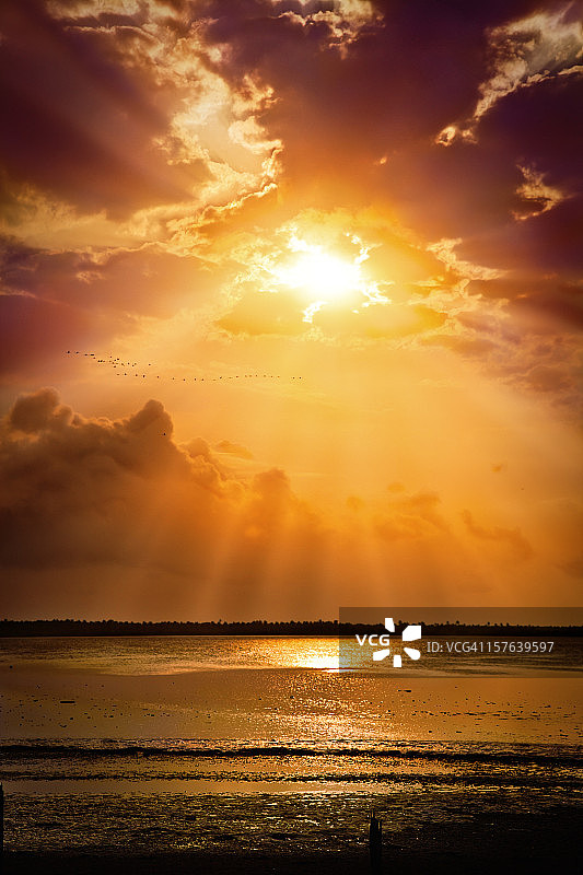 多云的早晨天空中神秘的阳光图片素材