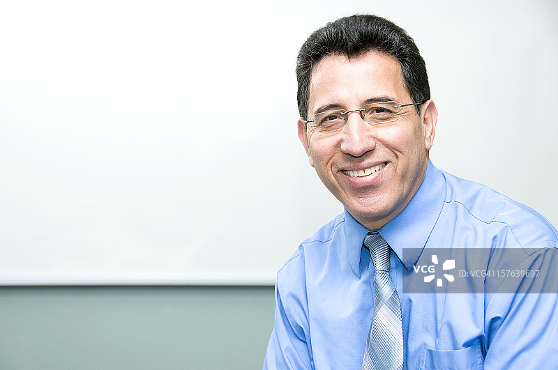 面带微笑的大学教授和文案空间图片素材