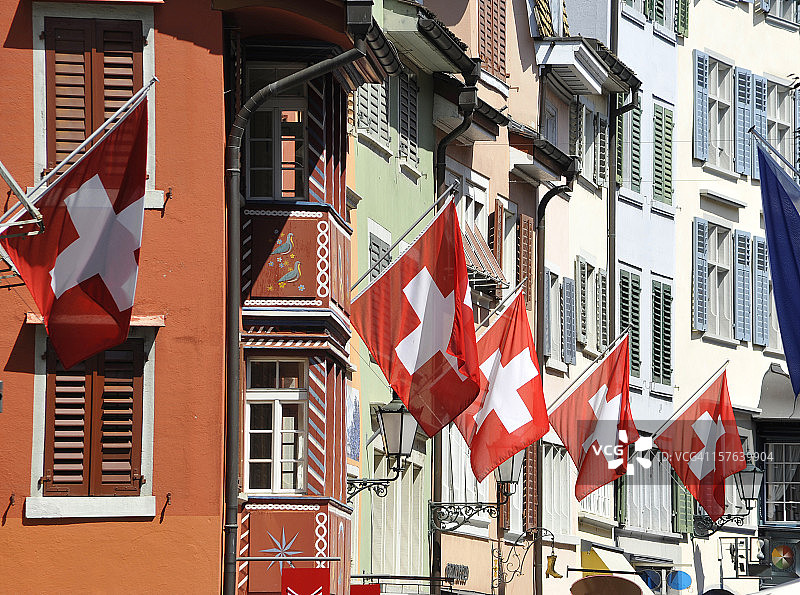 瑞士苏黎世城市建筑外墙上的旗帜图片素材