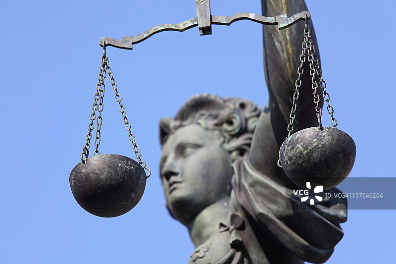蓝天背景下的正义女神与天平图片素材