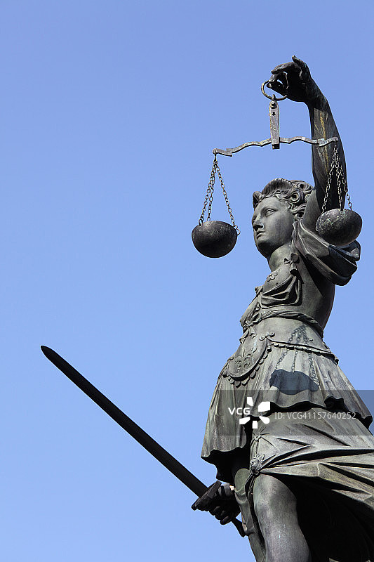 手持天平的正义女神雕像（竖版）图片素材