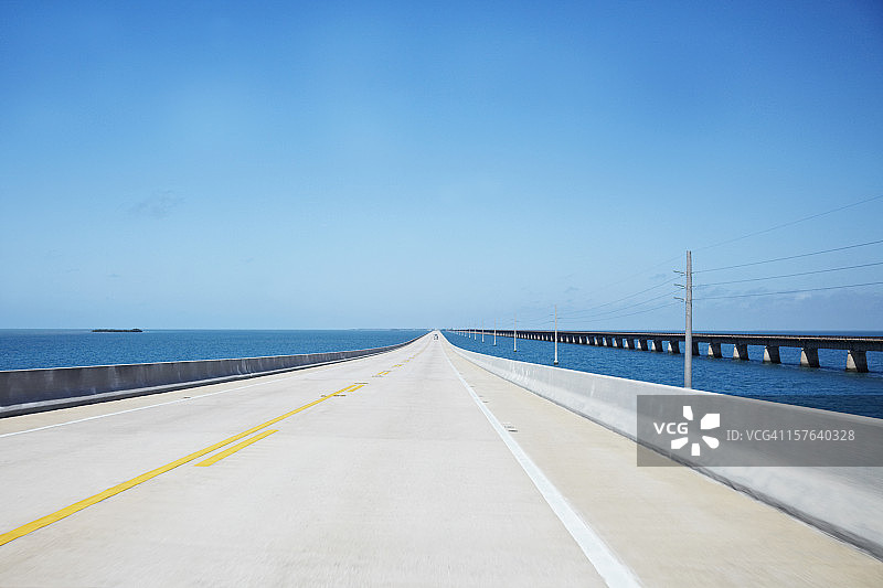 无尽的海上公路图片素材