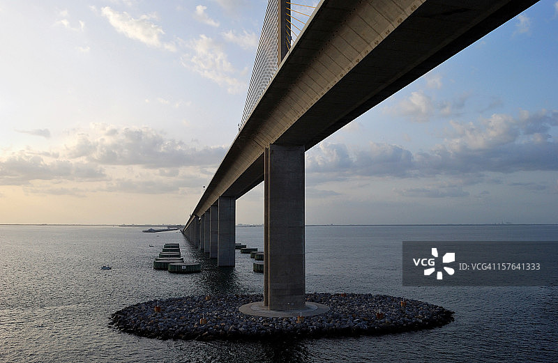 黄昏时分的佛罗里达州坦帕湾鲍勃·格雷厄姆阳光天桥图片素材