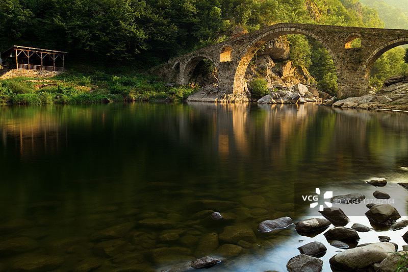 保加利亚的河流上的古桥图片素材