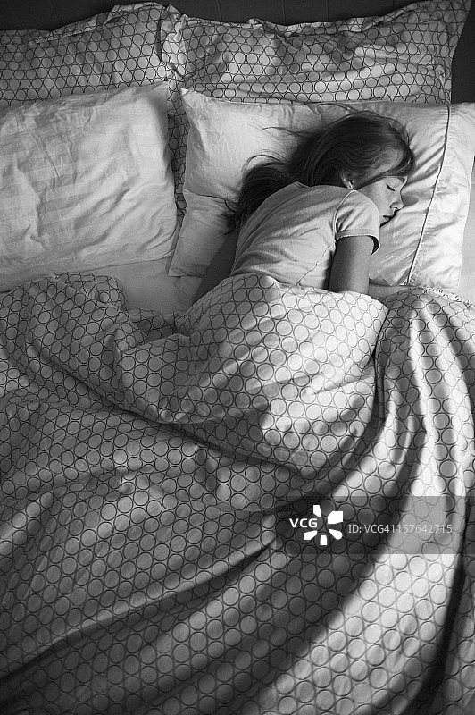 正在睡觉的年轻女孩图片素材