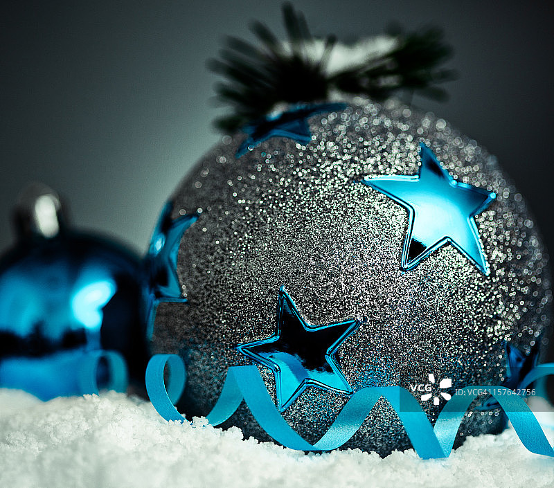 深蓝色背景雪地圣诞节装饰图片素材
