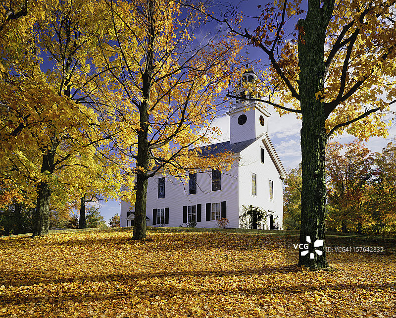 秋色中的乡村教堂图片素材