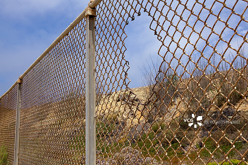 带孔洞的栅栏图片素材