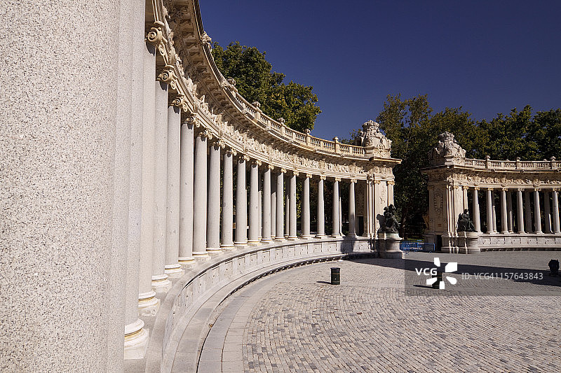 西班牙马德里雷蒂罗公园的阿方索十二世纪念碑图片素材