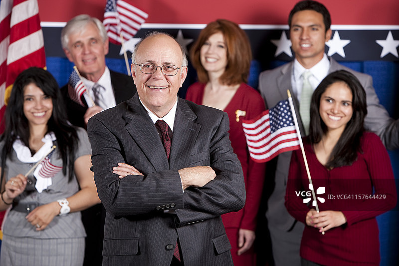 快乐的政治家和支持者图片素材