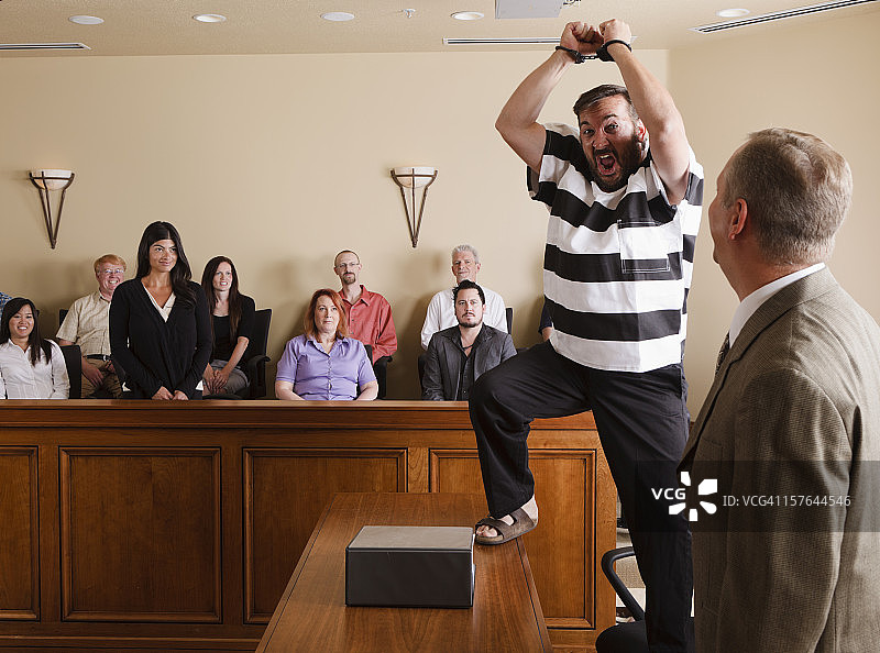 在法庭上庆祝的囚犯图片素材