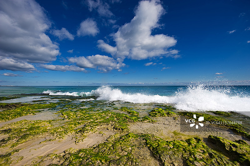 冬季科特斯洛海滩的白色海浪和浪花图片素材