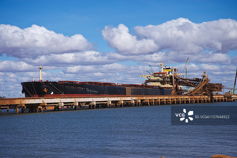 港口装载铁矿石的货船图片素材