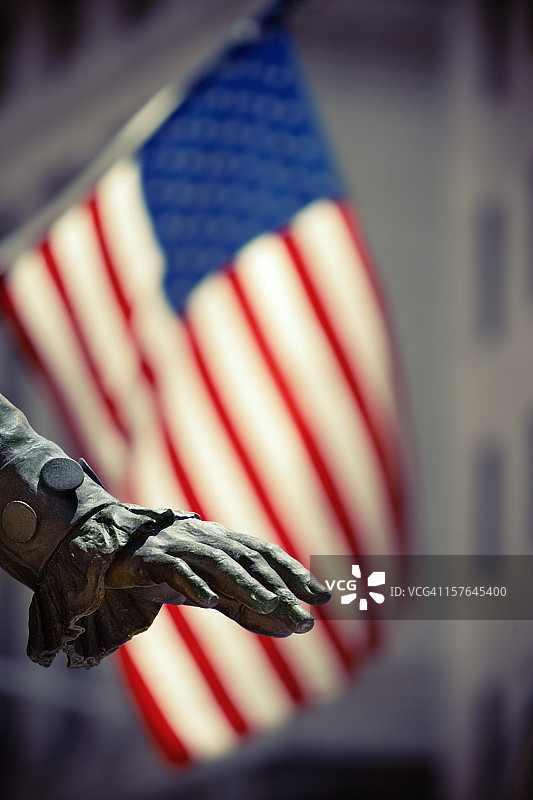 乔治·华盛顿雕像和美国国旗图片素材