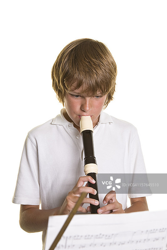 小学生演奏竖笛图片素材