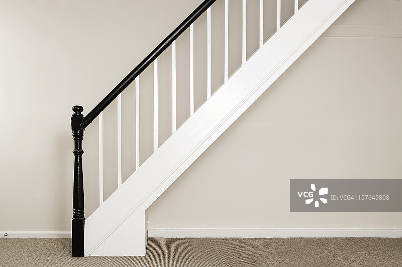 新粉刷的乡村小屋楼梯和栏杆图片素材