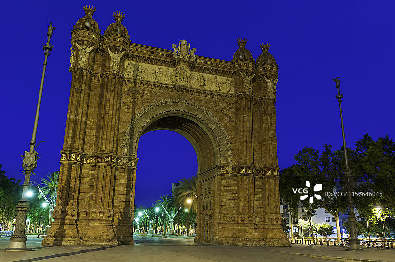 巴塞罗那凯旋门在蓝色黄昏中被照亮，西班牙加泰罗尼亚图片素材