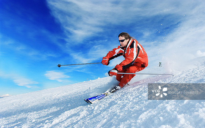 年轻男人在山上滑雪图片素材