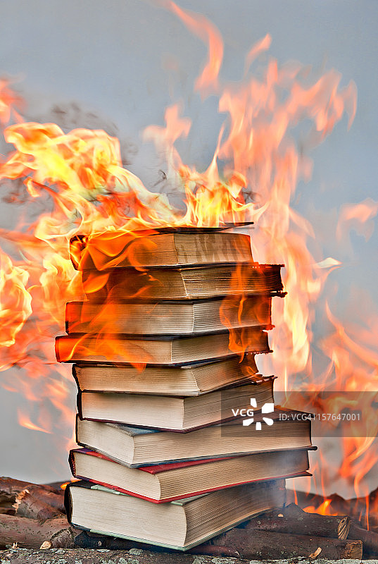 燃烧的精装书堆图片素材