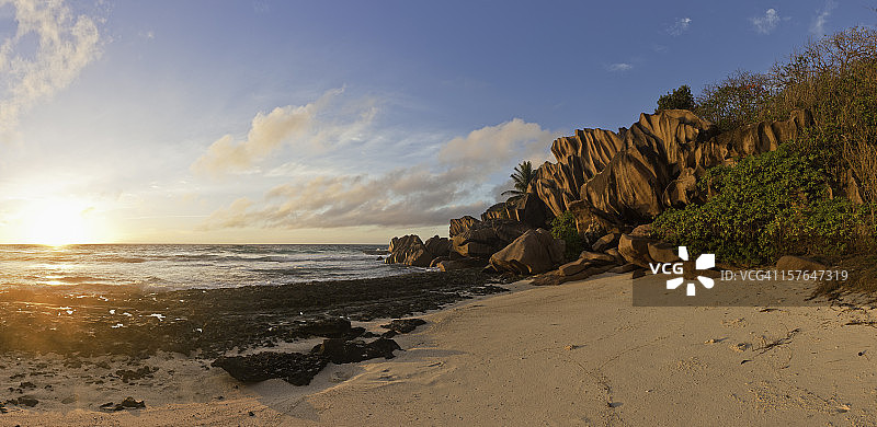 塞舌尔非洲田园诗般岛屿日出全景金色海滩图片素材