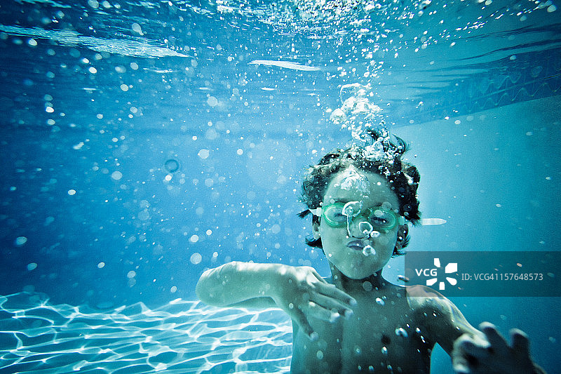 水下男孩肖像图片素材