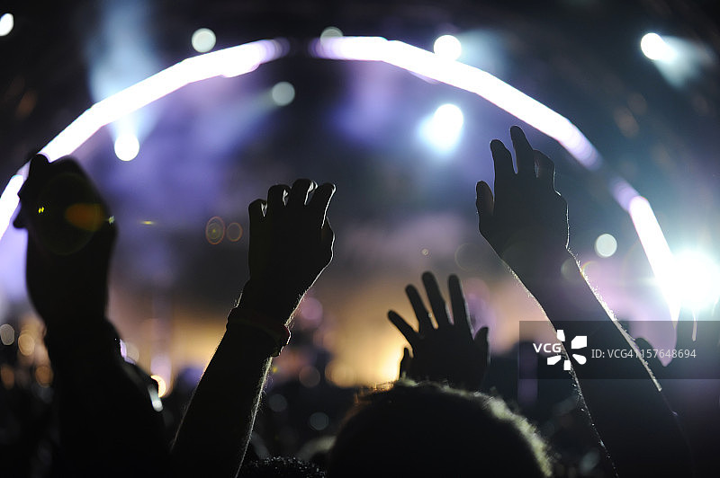 音乐会上的举手图片素材