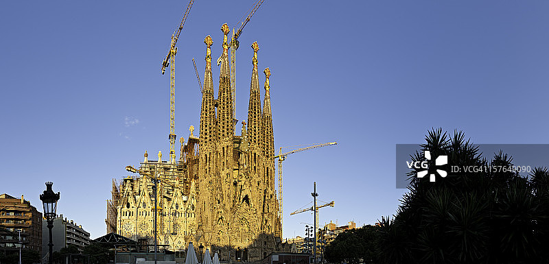 圣家族教堂高迪大教堂尖顶日出全景，西班牙加泰罗尼亚巴塞罗那图片素材