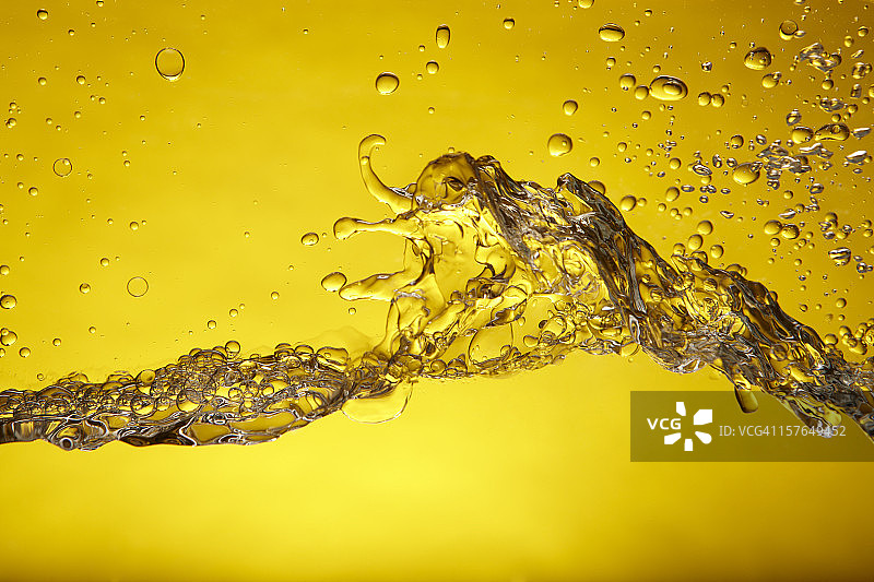 黄色背景上的水花图片素材