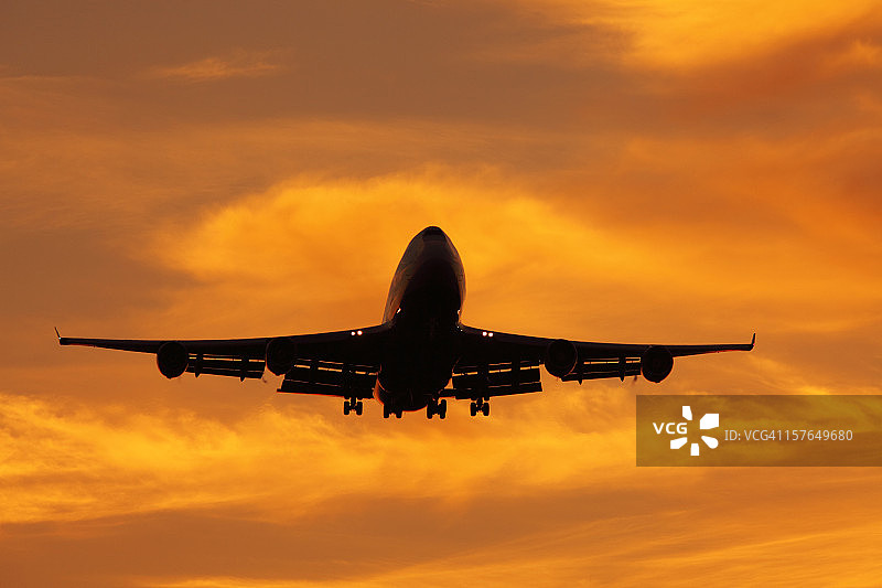 日出时起飞或降落的单架飞机图片素材