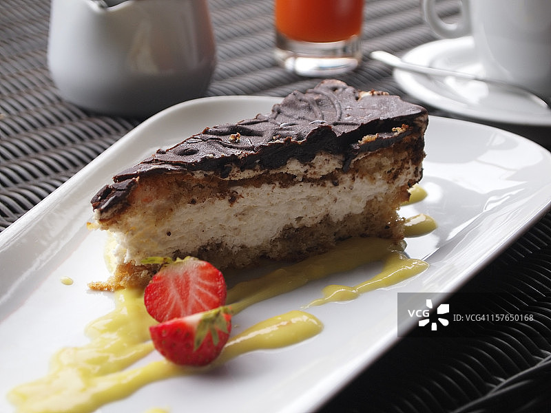 凝乳巧克力蛋糕，配香草酱和草莓图片素材