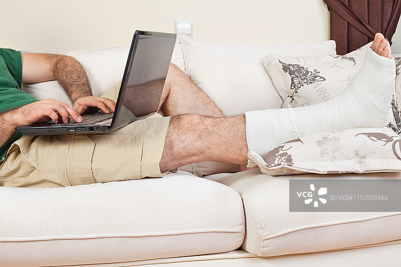 腿部受伤居家办公图片素材