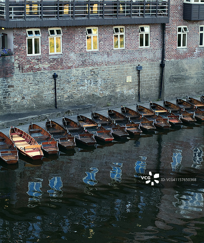 从埃尔维特桥看达勒姆—黄昏时分的一排船只图片素材
