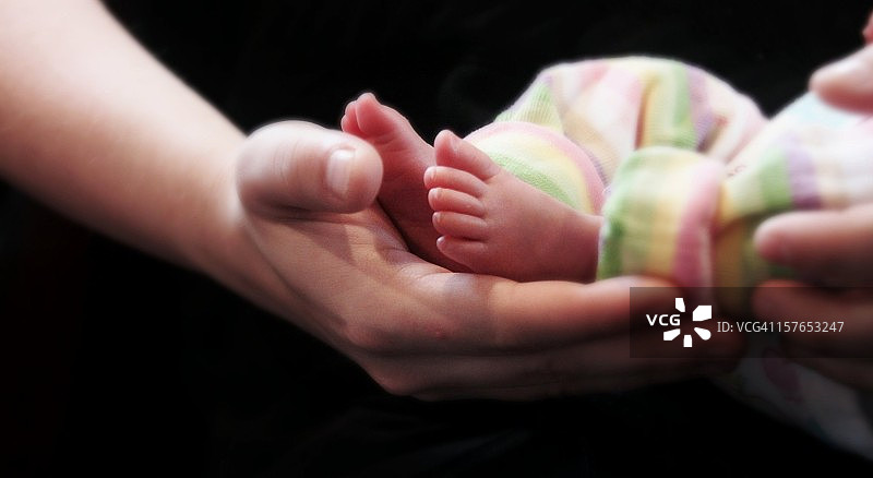 手中的婴儿脚丫图片素材
