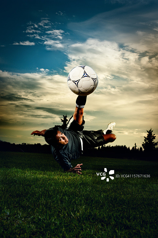足球踢球图片素材