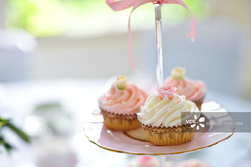 蛋糕架上的纸杯蛋糕图片素材