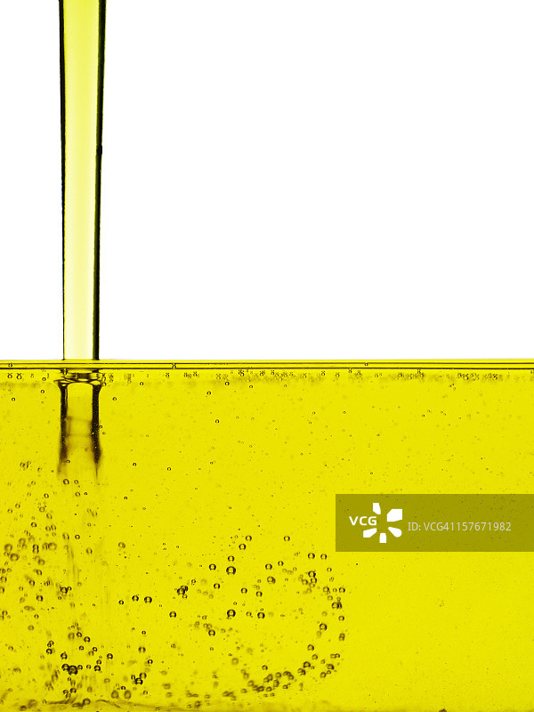 橄榄油流入油池图片素材