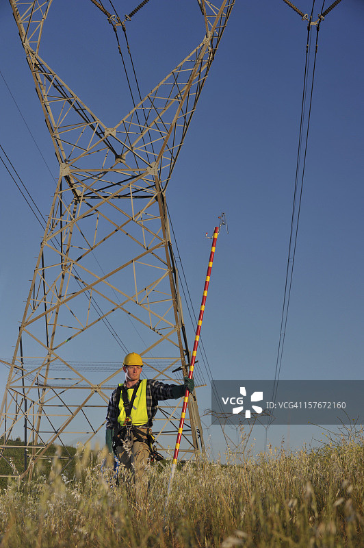以输电塔为背景的电力工人宽幅照片图片素材