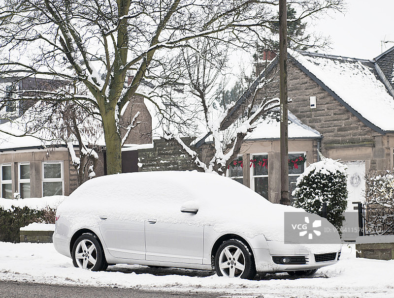 街道上覆盖着雪的汽车图片素材