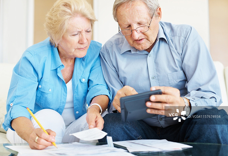 老夫妇在家计算每月财务图片素材