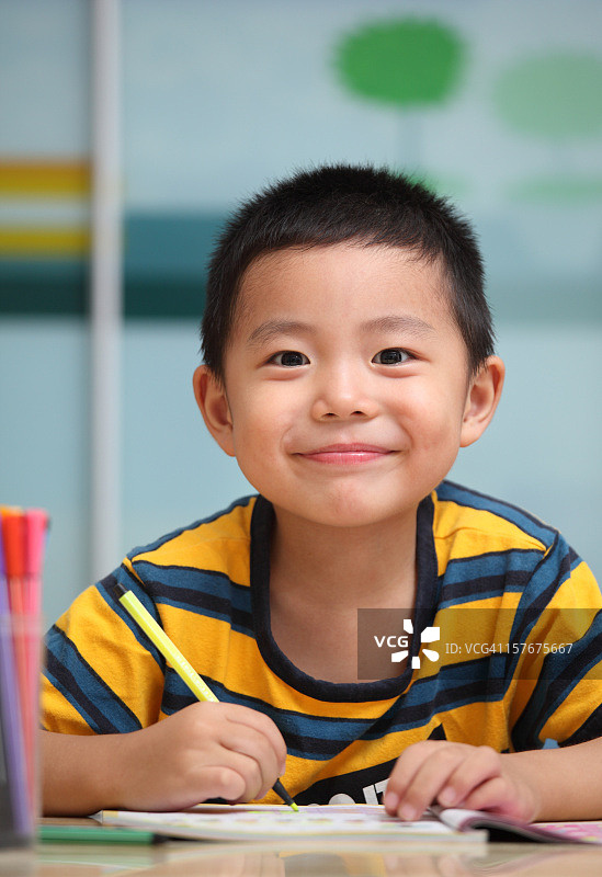 男孩在做作业图片素材