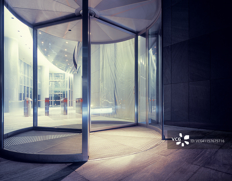 新建办公楼的旋转门图片素材