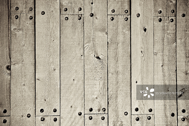 钉在木纹表面上的钉子图片素材