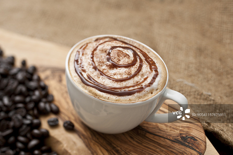 淋有巧克力酱的卡布奇诺图片素材