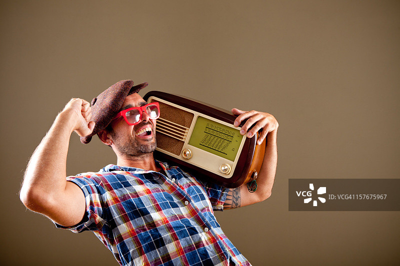 收音机陪伴的快乐时光图片素材