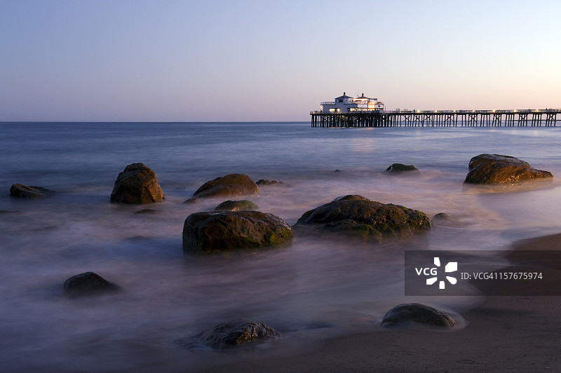 黄昏时分的马里布码头和海岸线图片素材