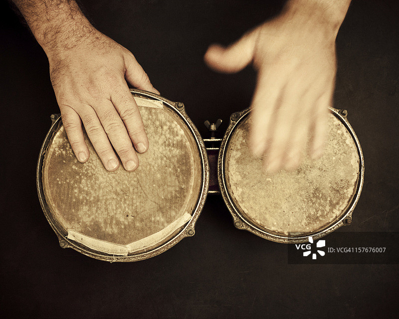 演奏旧邦戈鼓的男人图片素材