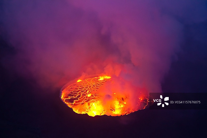 沸腾的熔岩湖火山口图片素材