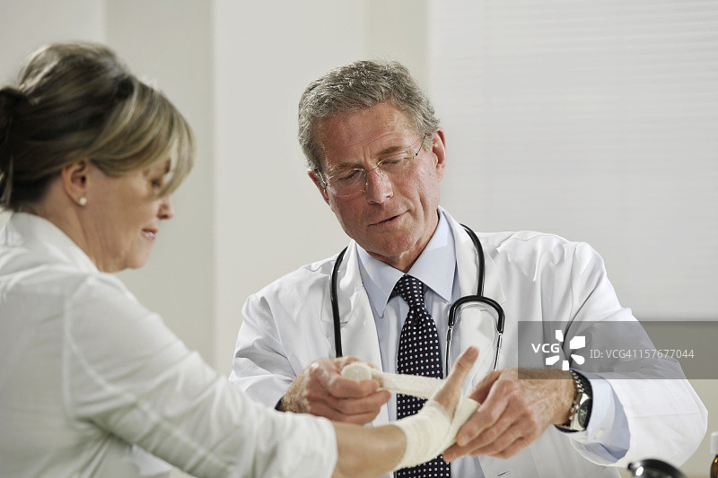 老年男医生治疗女病人图片素材