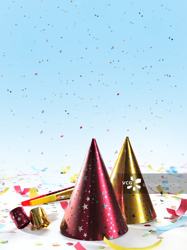 派对装饰：帽子、口哨、喇叭、五彩纸屑，渐变蓝色背景图片素材