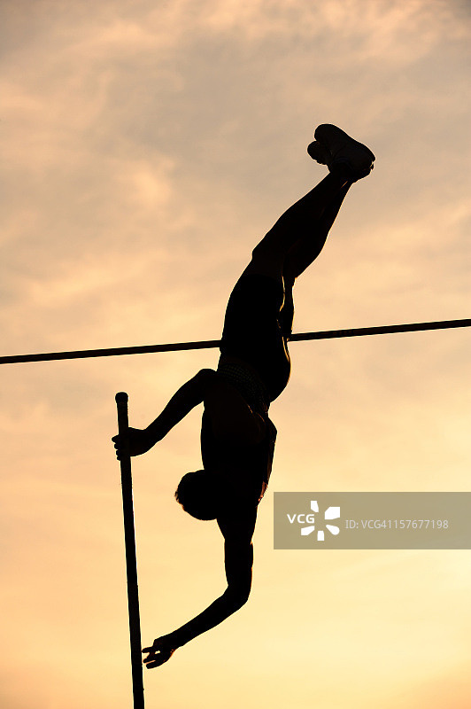 撑杆跳瞬间图片素材